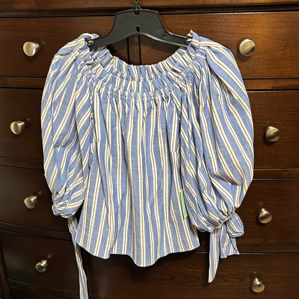 Off the shoulder striped tie mid sleeve top.This shit has side zipper.